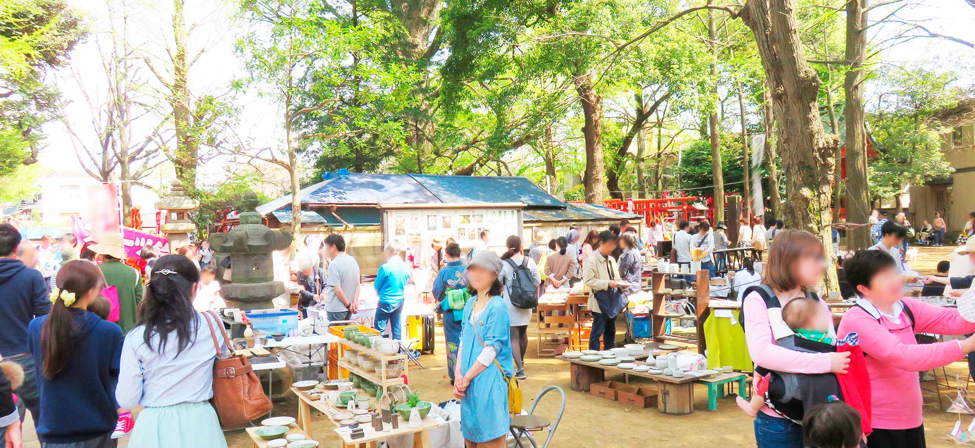 屋外イベントのマーケットでお客さんが賑わうようす